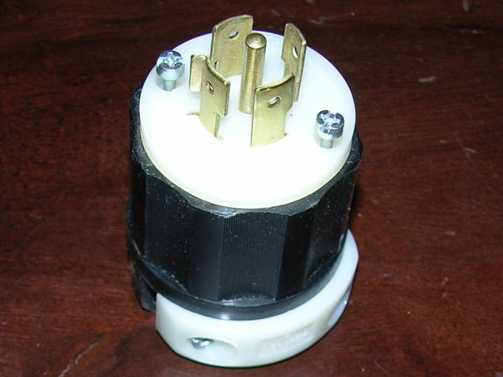 LEVITON 2511 20A-120/208V L21-20P VERY GOOD CONDITION LOCKING PLUG