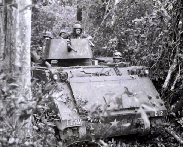 US Soldiers with M113 Armored Personnel Carrier 8x10 Vietnam War Photo 790