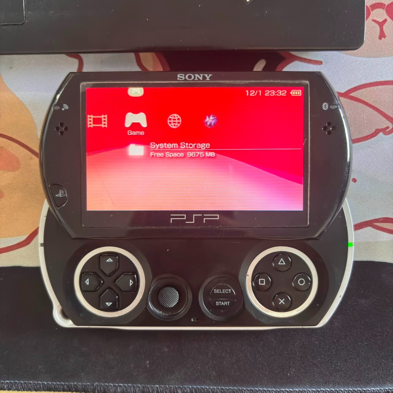 Pre-Owned Play Station Portable Sony PSP GO Black PSP-N1004