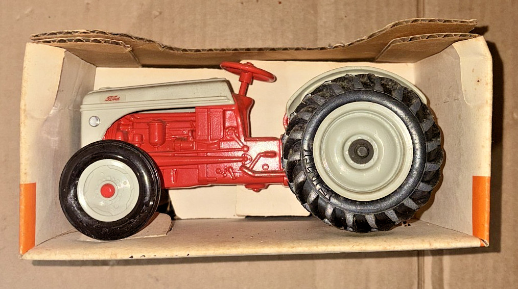 Vtg Ford 8N Tractor 1:16 Scale ERTL New Holland Diecast Collector Tractor NIB