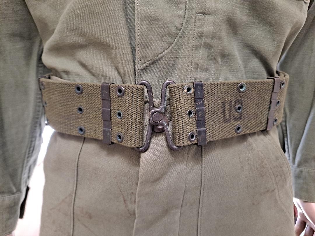M1956 Equipment Belt. Vertical Weave dated 1970. Size: Medium. Excellent