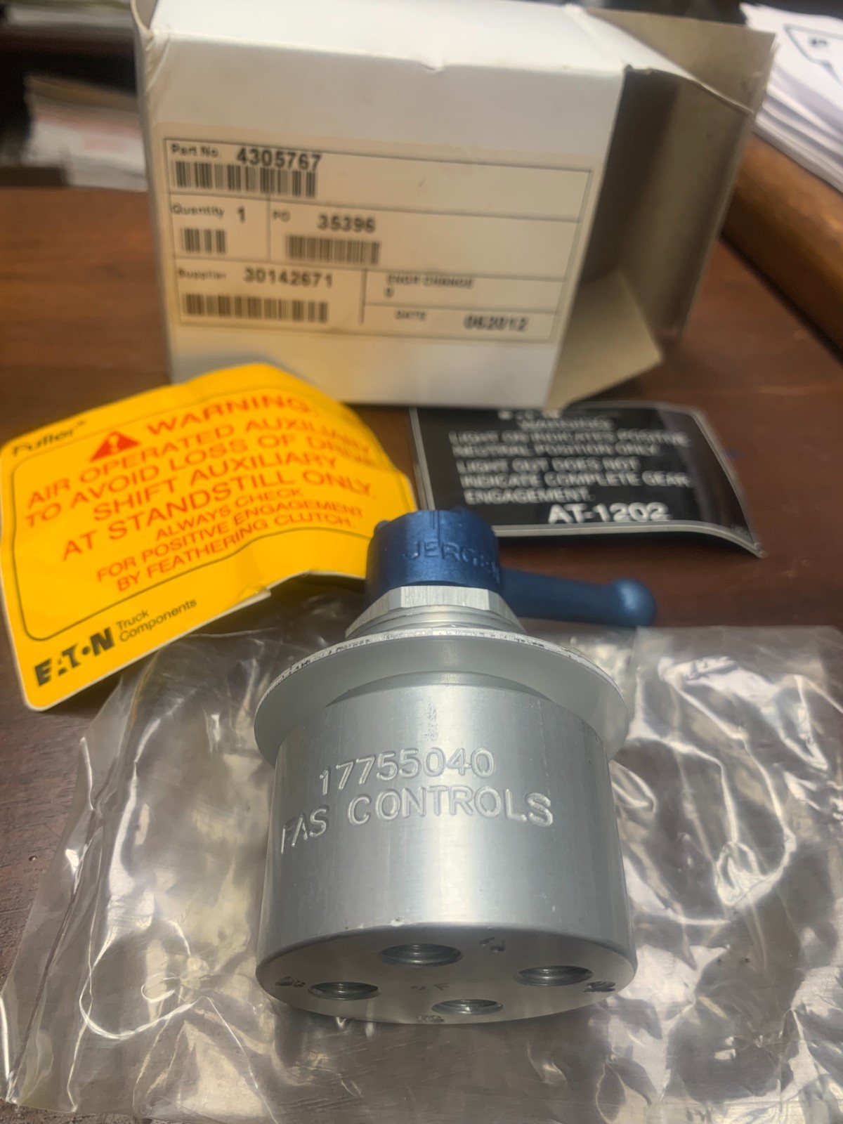 A-8970, 18554, 4305767, 3088-43057 EATON VALVE ASSEMBLY, AIR (3 POSITION, 4 WAY)