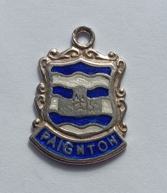 VINTAGE SILVER BRACELET CHARM PAIGNTON TRAVEL SHIELD PLACE NAME CHARM.  CH1-1