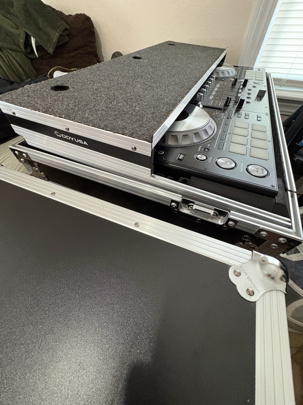 Pioneer DJ DDJ-SZ2 Pro DJ Controller w/ Odyssey Flight Case Bundle-Excellent