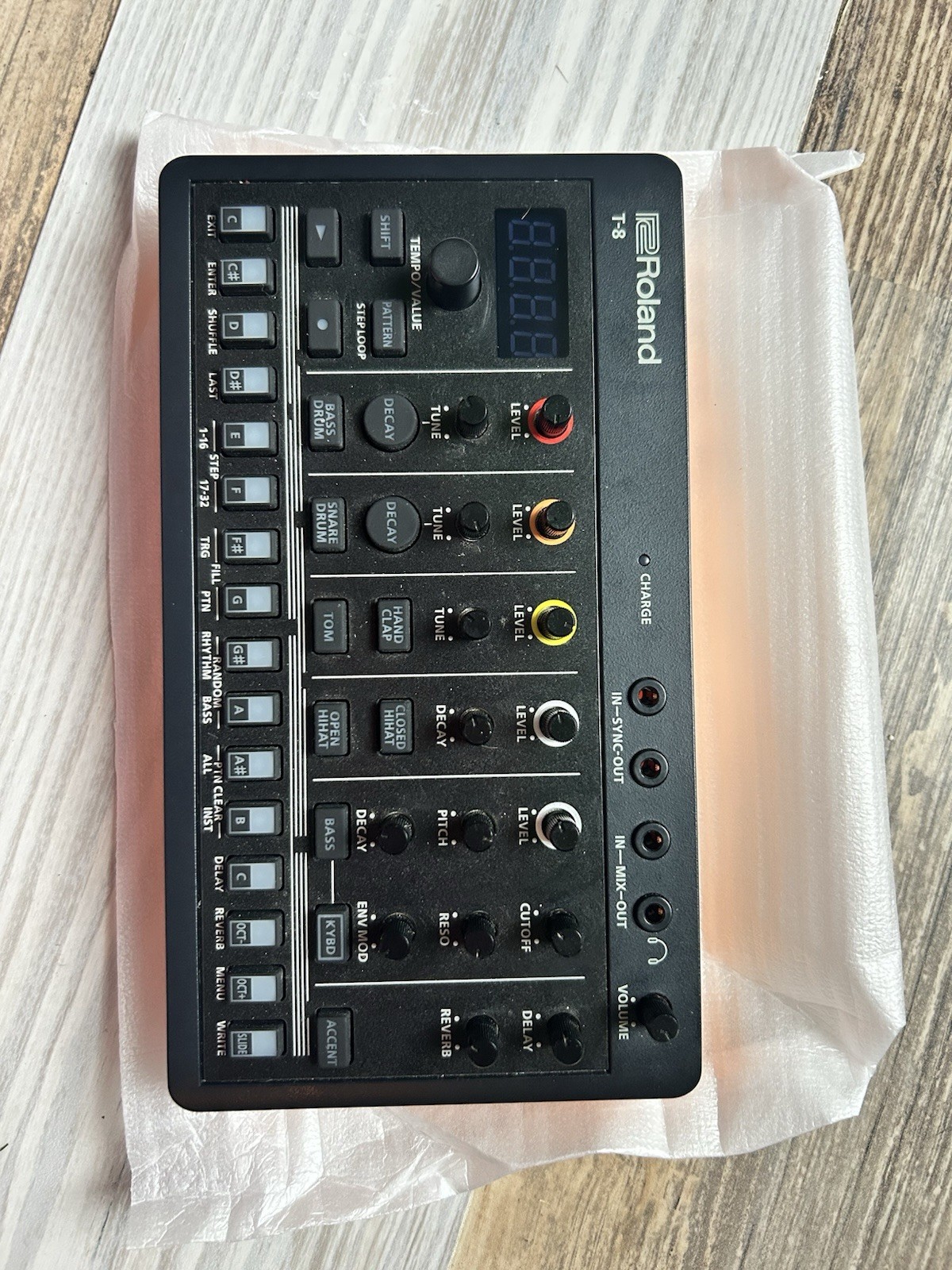 Roland T-8 AIRA Compact Digital Desktop Synthesizer, 16 Unweighted Keys