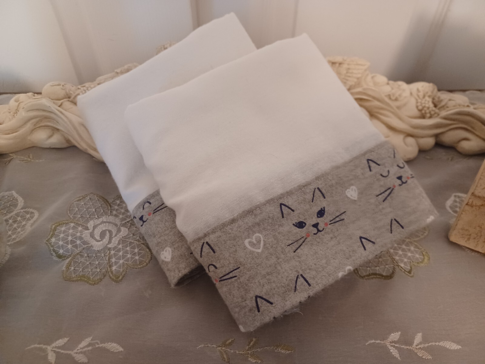 COUNTRY COTTAGE KIDS SET OF TWO KITTY CAT FACES FLANNEL PILLOWCASES - BRAND NEW