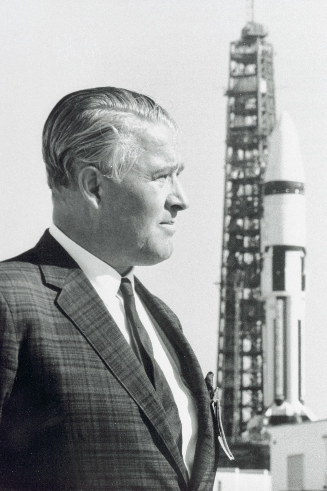 WERNHER VON BRAUN STANDS NEAR SATURN 1-B AT LAUNCH PAD 4X6 NASA PHOTO REPRINT