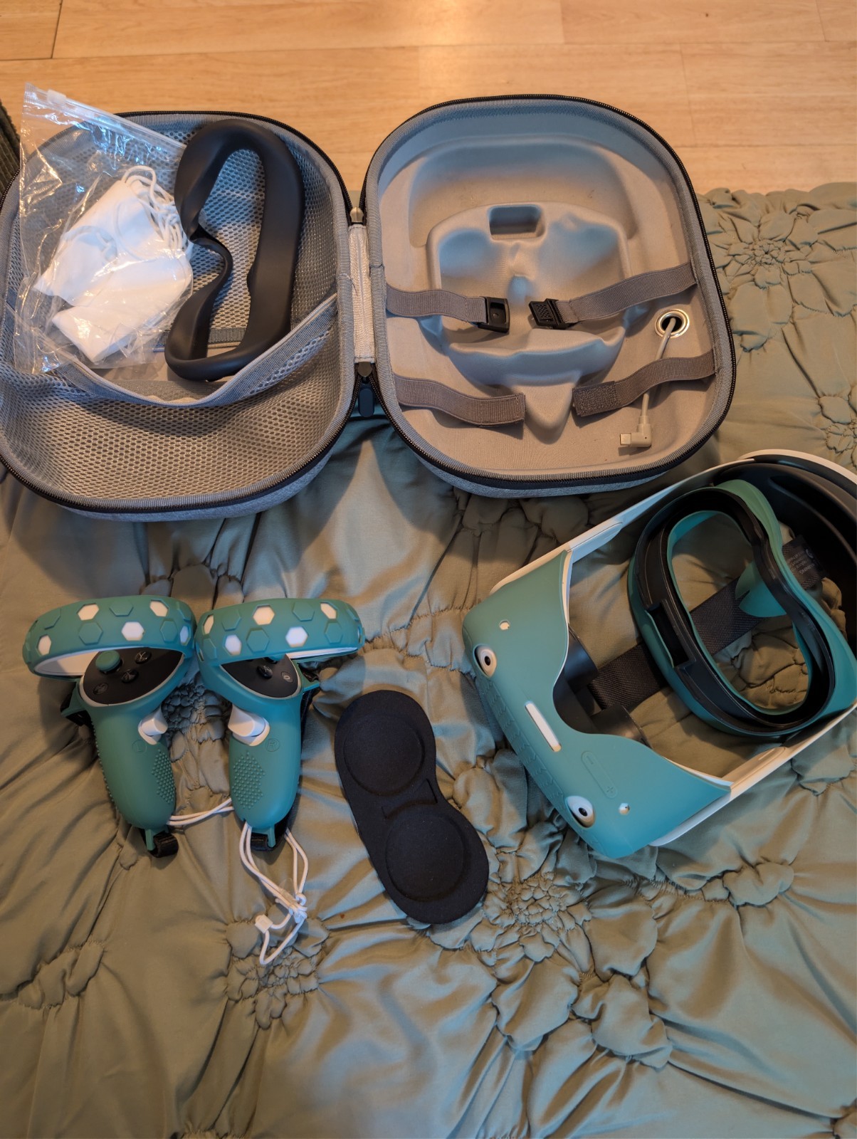 Oculus (Meta) Quest 2 256GB w Pro Strap, Hard Charging Case / Silicone Covers
