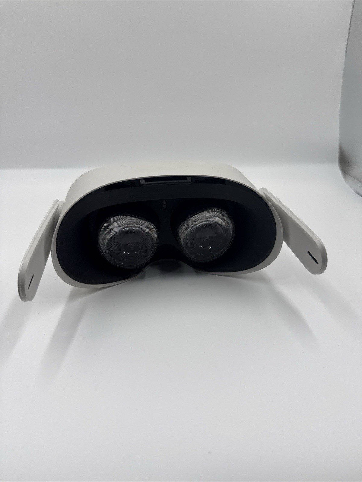Meta Oculus Quest 2 Standalone VR Headset - White HEADSET ONLY Read