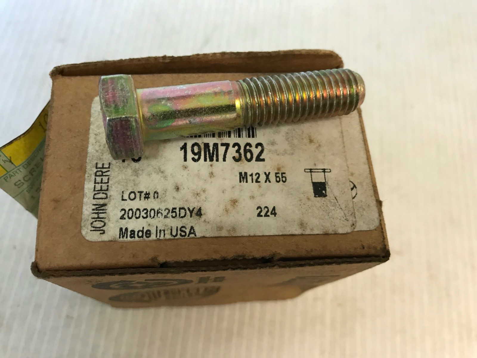 19M7362  GENUINE John Deere CAP SCREW BOLT    Replaces  M211256 & A211256