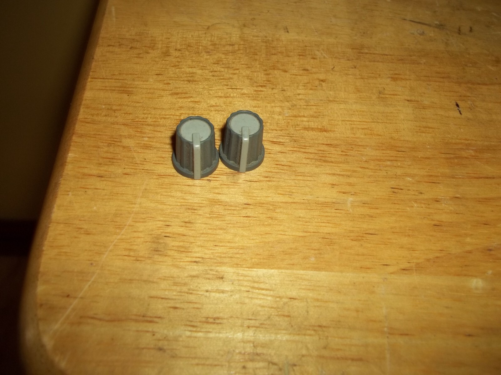 Soundtracs 32-4-2- Studio Mixer Grey Top Knobs (2)