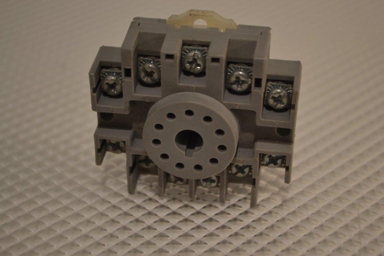 ONE NEW LOT OF 2 FURNAS RELAY SOCKETS 46S892.