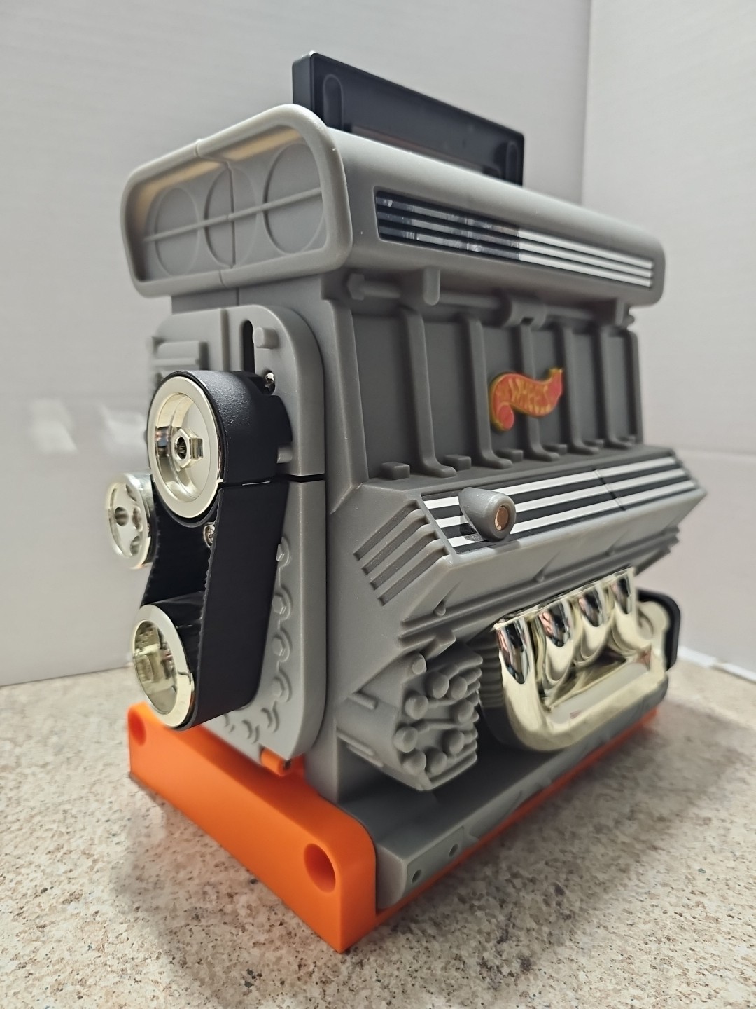 Vntg 1999 Hot Wheels Sto & Go V8 Engine Carry Case Holds 24 1:64 Cars