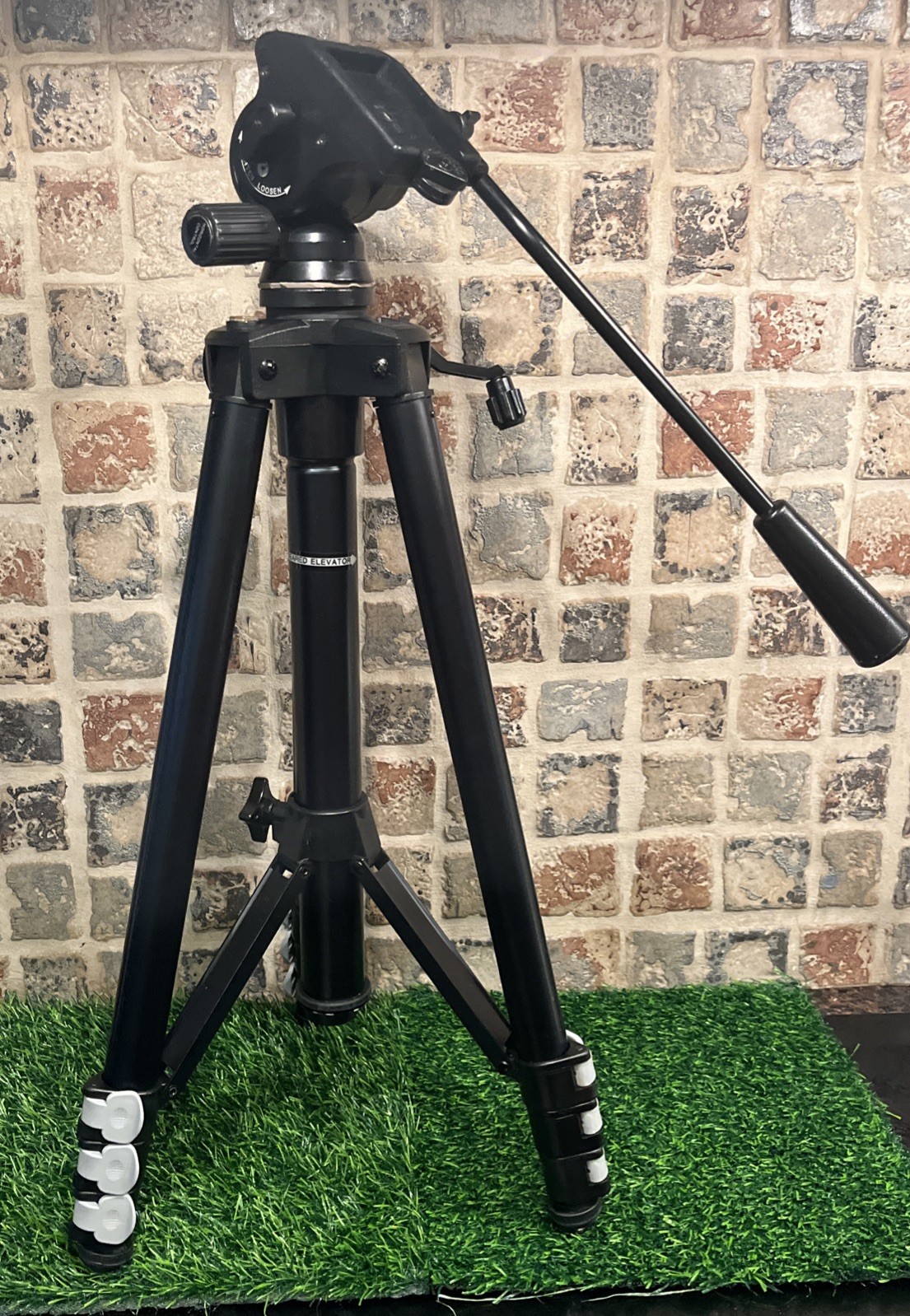 Coast Professional Heavy Duty Tri-Pod Extends 62” with  Case.       4a.