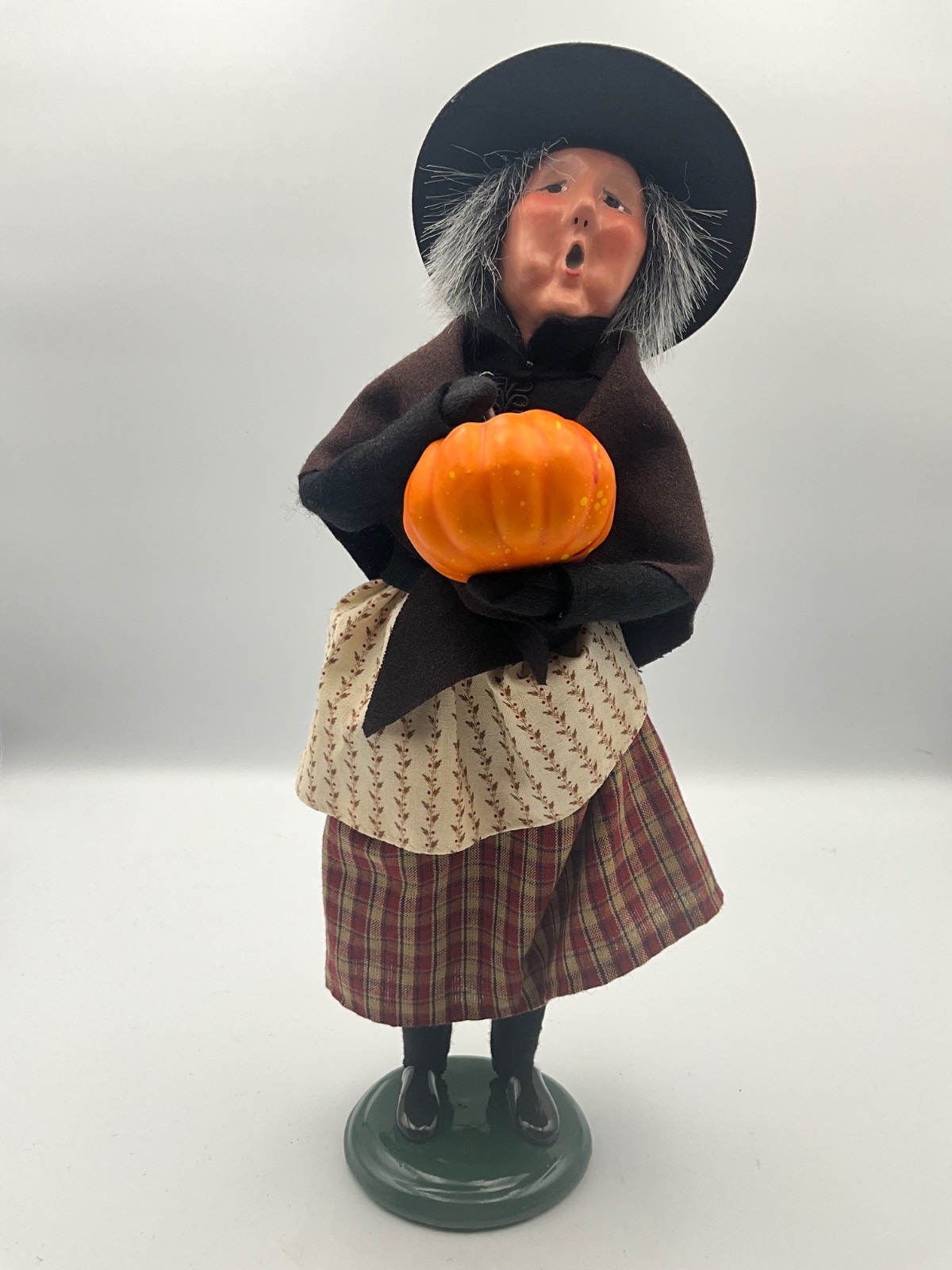 Byers Choice 2019 Witch holding Pumpkin Halloween