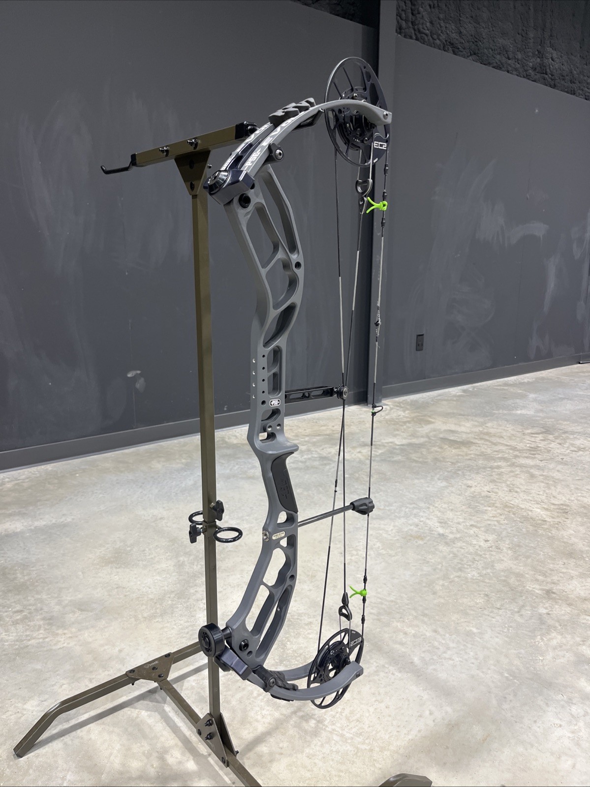 PSE Evolve 33- Gray- 26"-31.5" 70lbs RH