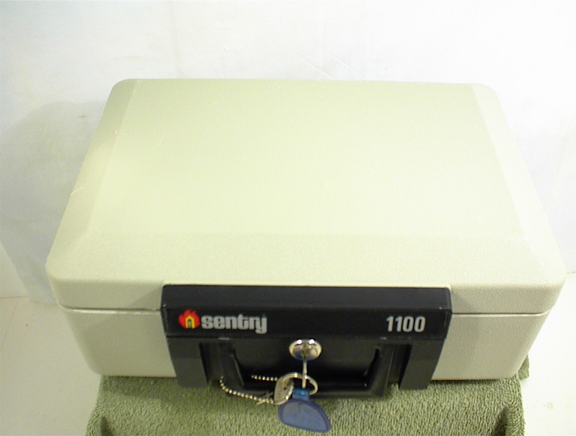 SENTRY 1100 SAFE LOCK BOX 2 KEYS HOME SECURITY FIRE RESISTANT