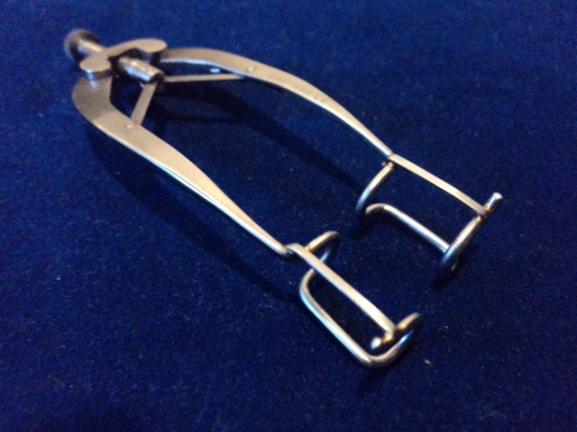 CASTROVIEJO EYE OPHTHALMIC SPECULUM WITH ADJUSTABLE MECHANISM BLADES