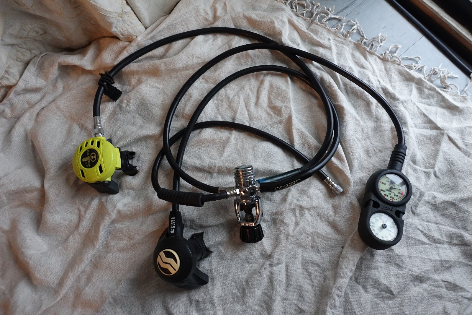 Scuba Diving Gear Regulators, Sherwood, U.S.Divers Octo, Aqua Lung Gauges Pivot