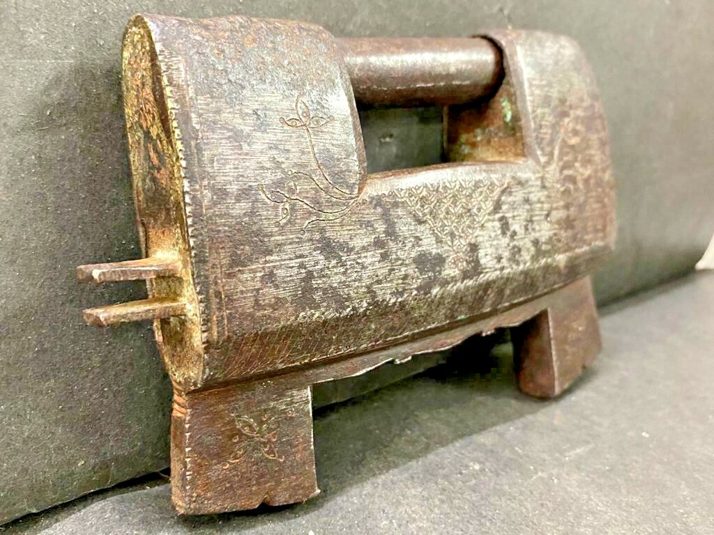 RARE OLD VINTAGE HAND-MADE IRON FINE ENGRAVED SOLID HEAVY STRIP SYSTEM PADLOCK