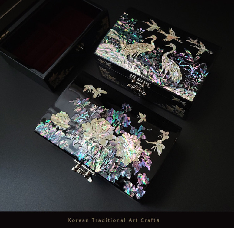 Korean Mother of Pearl Inlay Lacquer Wood Jewelry Ring Box Handmade Najeonchilgi
