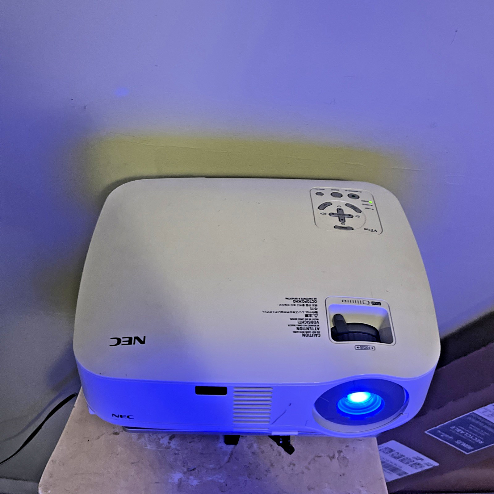 NEC Professional Projector Model VT700 HDMI 3LCD 3,000 ANSI Lumens Working Mount