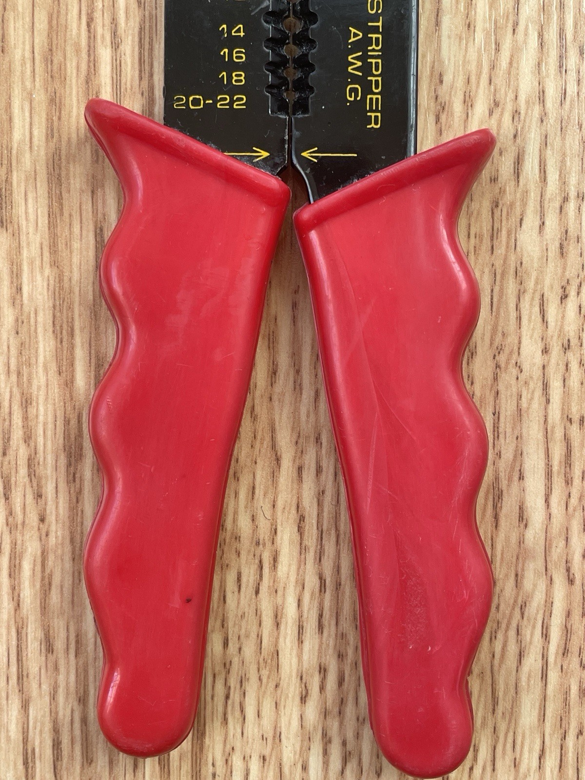 VINTAGE MULTIFUNCTIONAL WIRE STRIPPER, CRIMPER & CUTTER TOOL FOR ELECTRICAL WORK