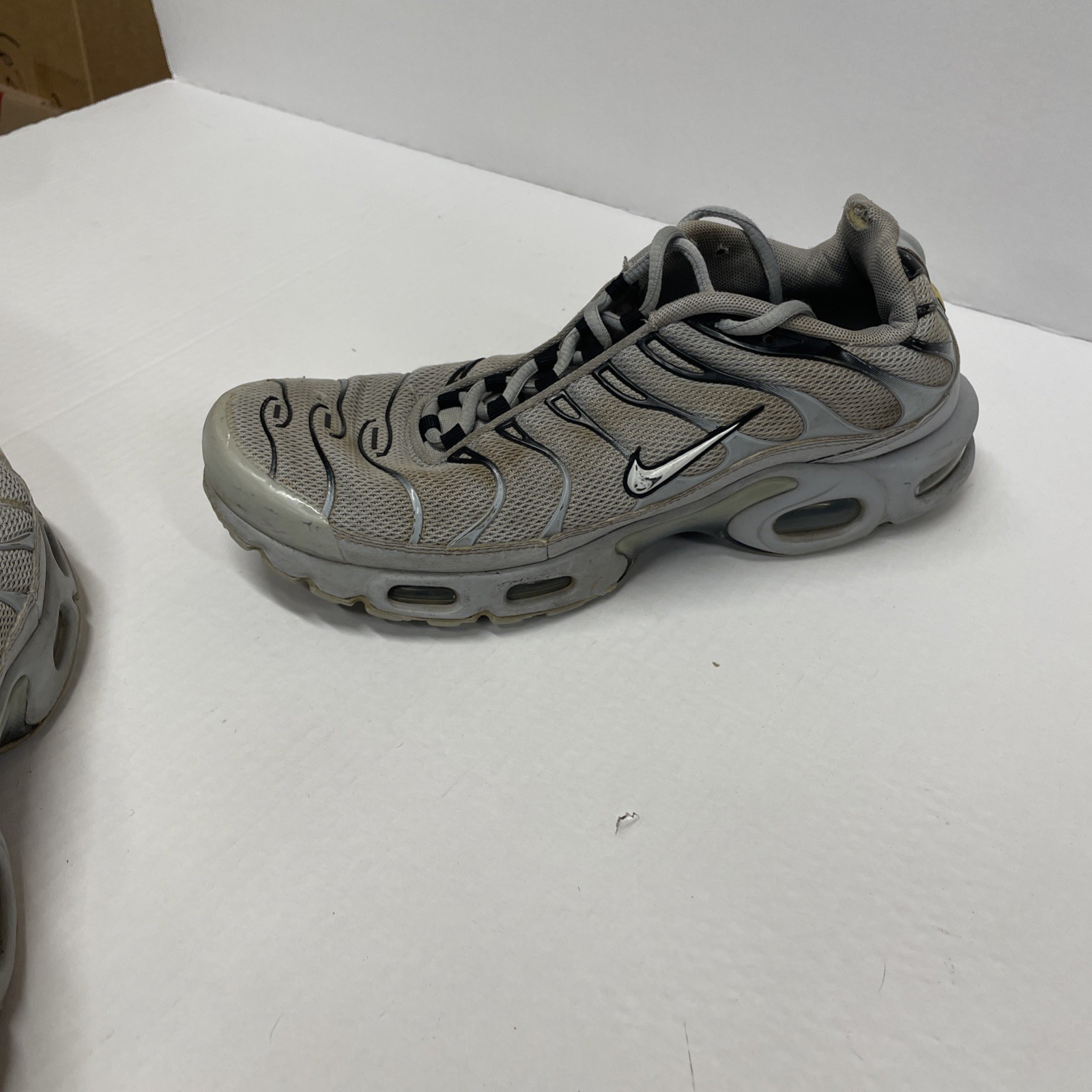 Nike Air Max Plus TN Mens 10.5 Gray Running Shoes Sneakers No Size Tag Read