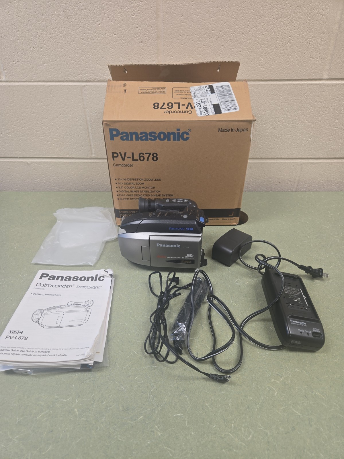 Panasonic PV-L678 Palmsight VHS-C Camcorder - Tested, /Charger/Case, Box. READ!!