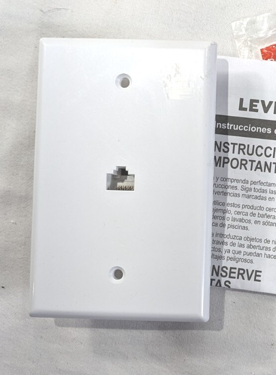 Leviton 1-Gang Data Jack Wall Plate White R02-40540-0MW