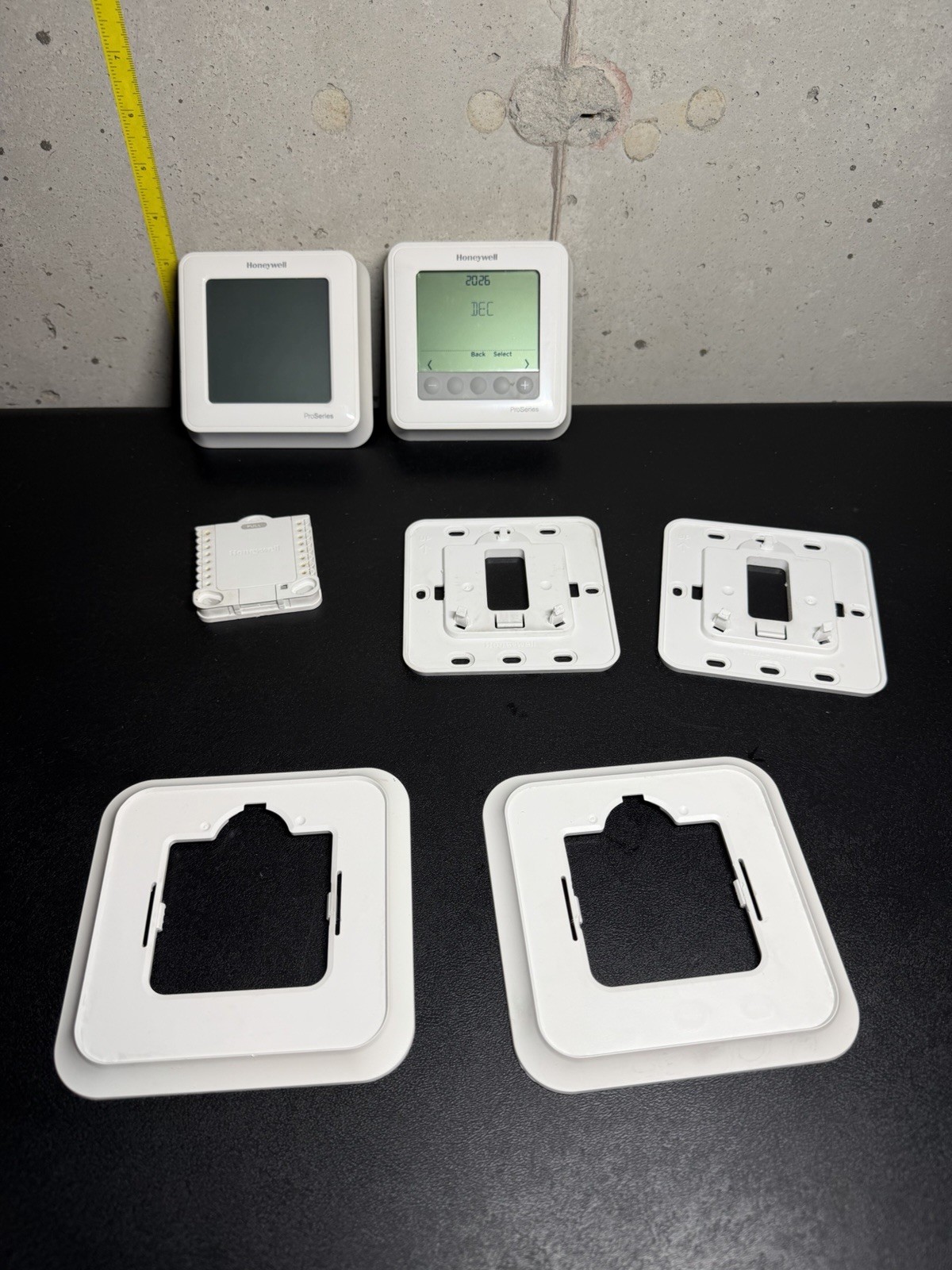 Honeywell Home T6 Pro TH6220WF2006 & TH6220U2000 Digital Thermostats Pair As Is