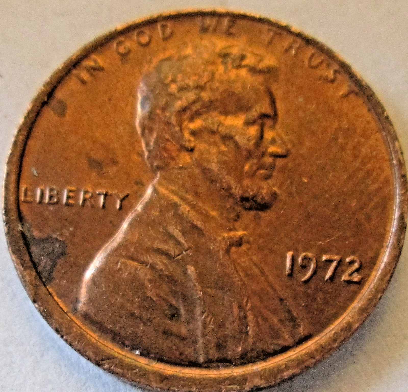 1972-P MEMORIAL CENT, TILTED IN COLLAR STRIKE ERROR, XF/AU, RD/BN, CIRCULATED