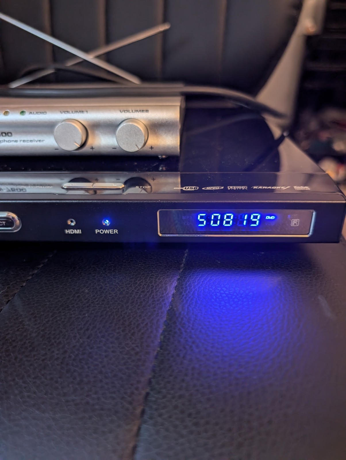 BOLUW Karaoke System MDVD-6658 DVD Player & BW-7500 Dual Wireless Receiver Read