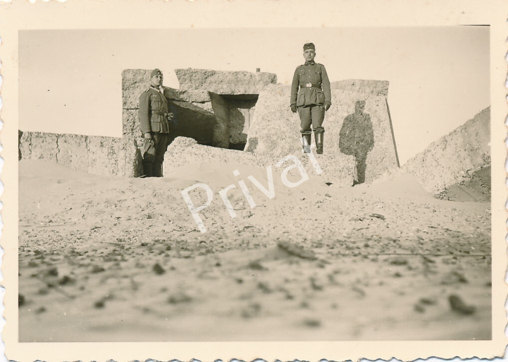 Photo WW II Wehrmacht Soldiers Destroyed Bunker Coxyde Koksijde Belgium L1.04