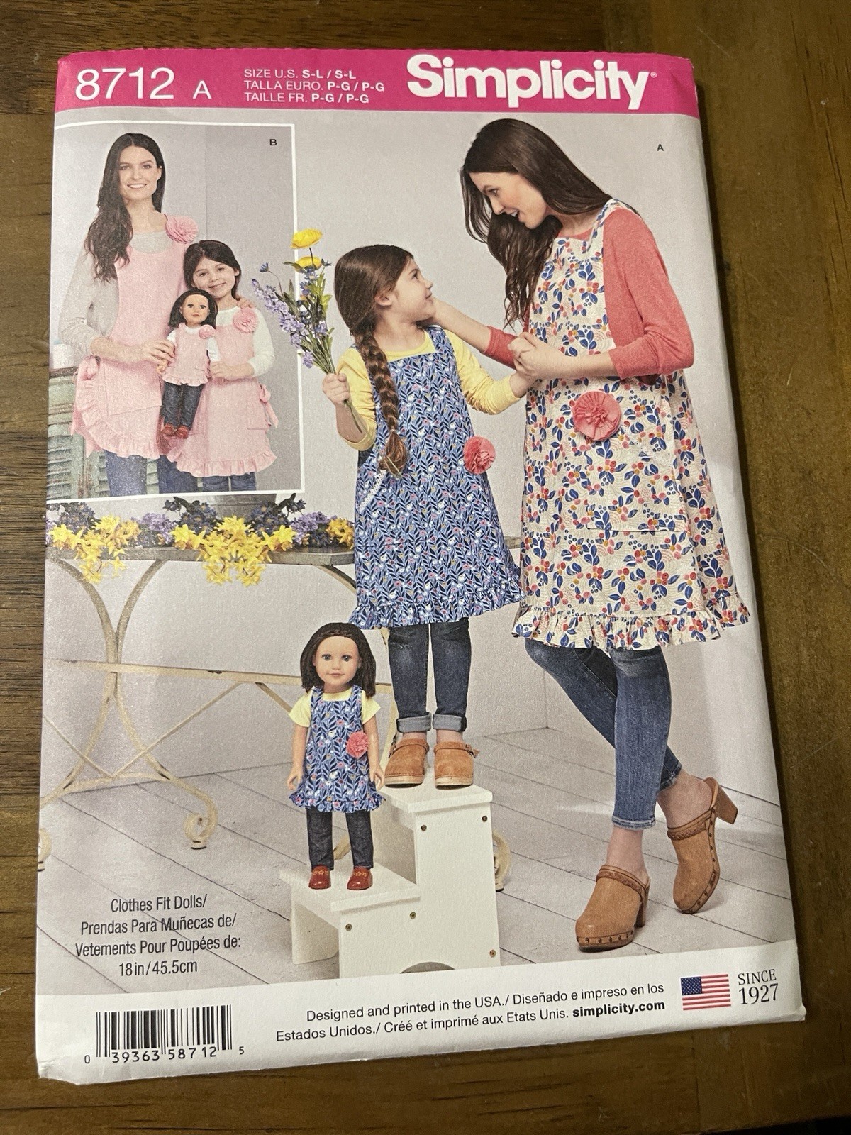 Simplicity Pattern 8712 ~ Matching Misses/Child/18" Doll Aprons ~ 2 Styles