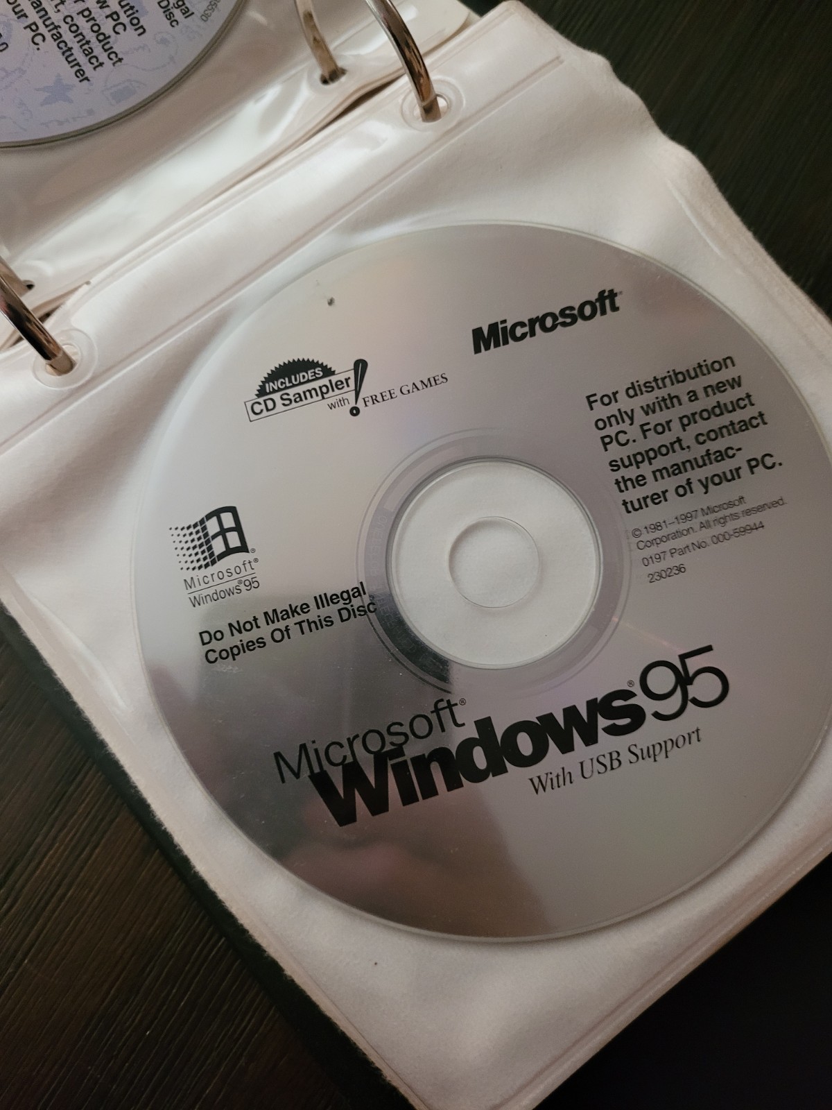 Vintage Gateway Computer Software Storage Binder With CDs Windows 95 Encarta 98
