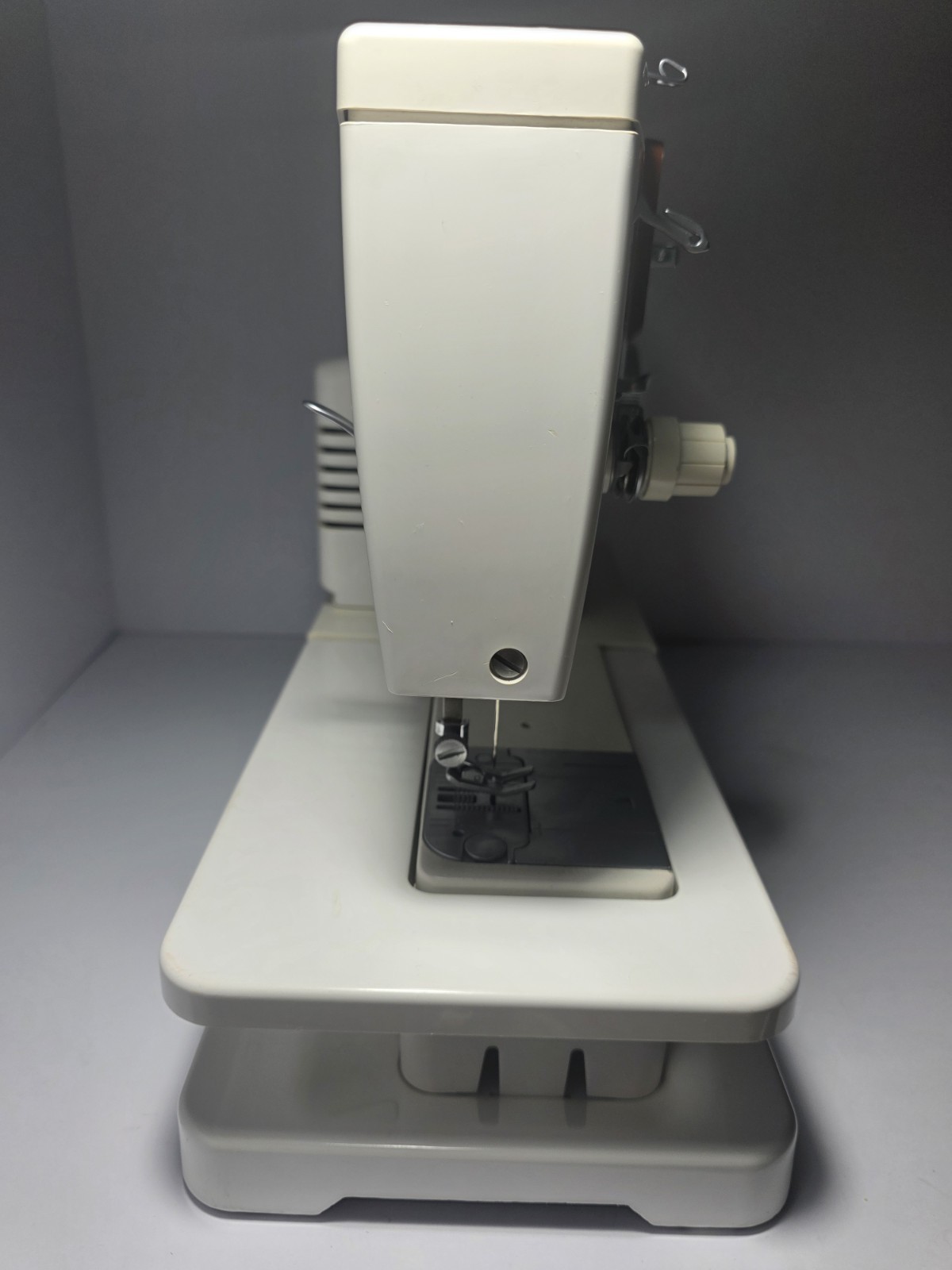Singer Sewing Machine Model 6105 w/ Foot Pedal 9-Pattern Zig-Zag - Tested