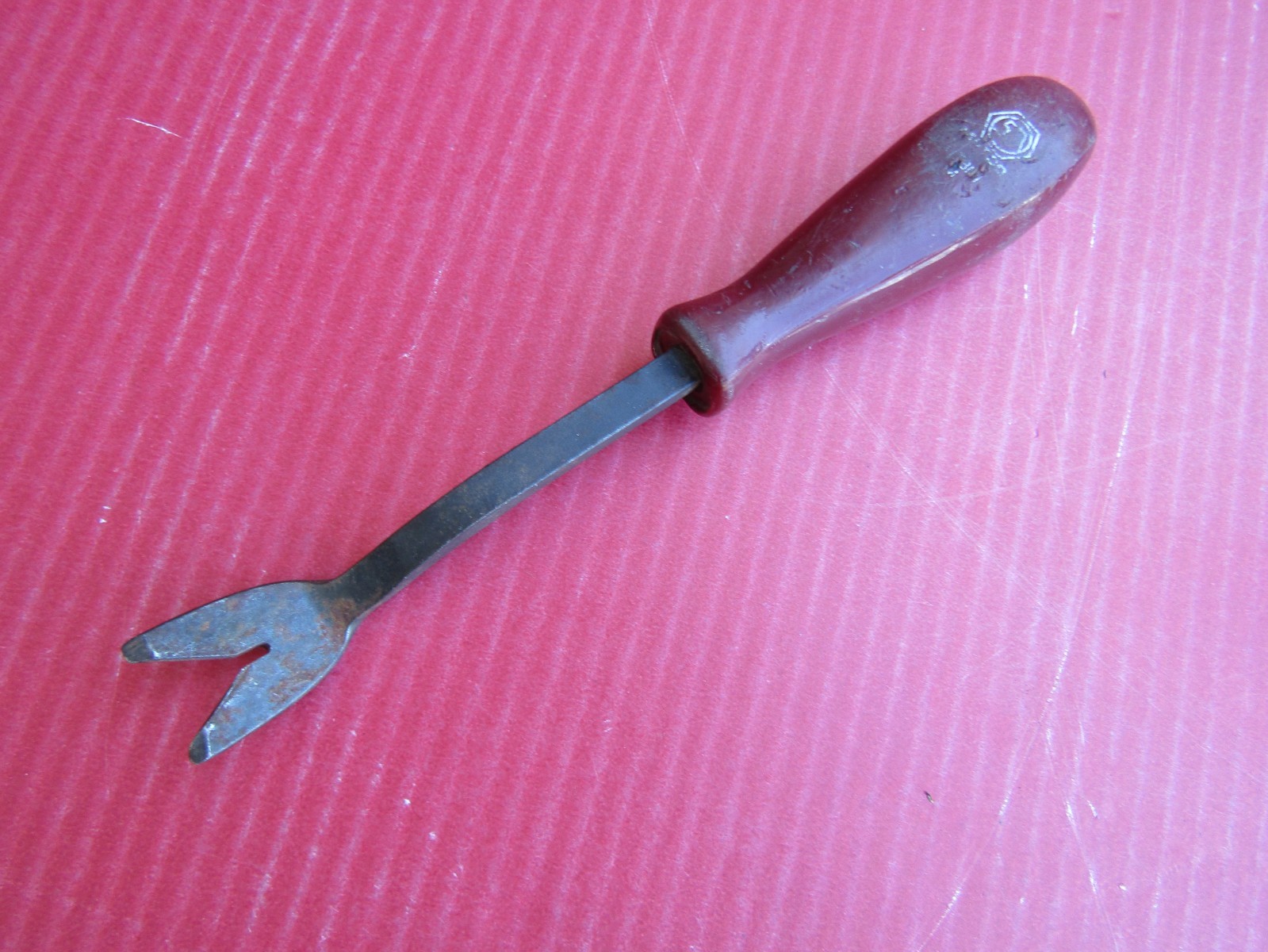 MATCO TOOLS Tack Puller Nail Extractor 8.25" Long Maroon Handle Professional Use