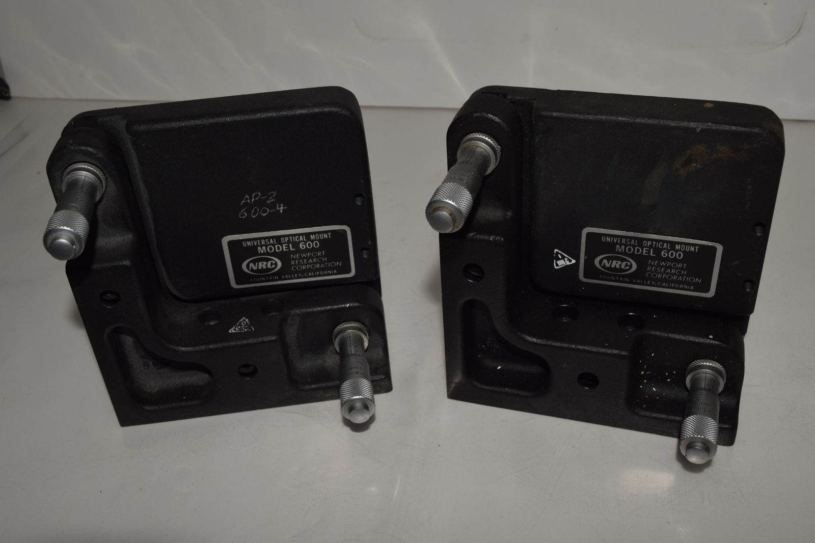 ^^ NEWPORT RESEARCH CORP NRC UNIVERSAL OPTICAL MOUNT MODEL 600 LOT OF 2 (YEE119)
