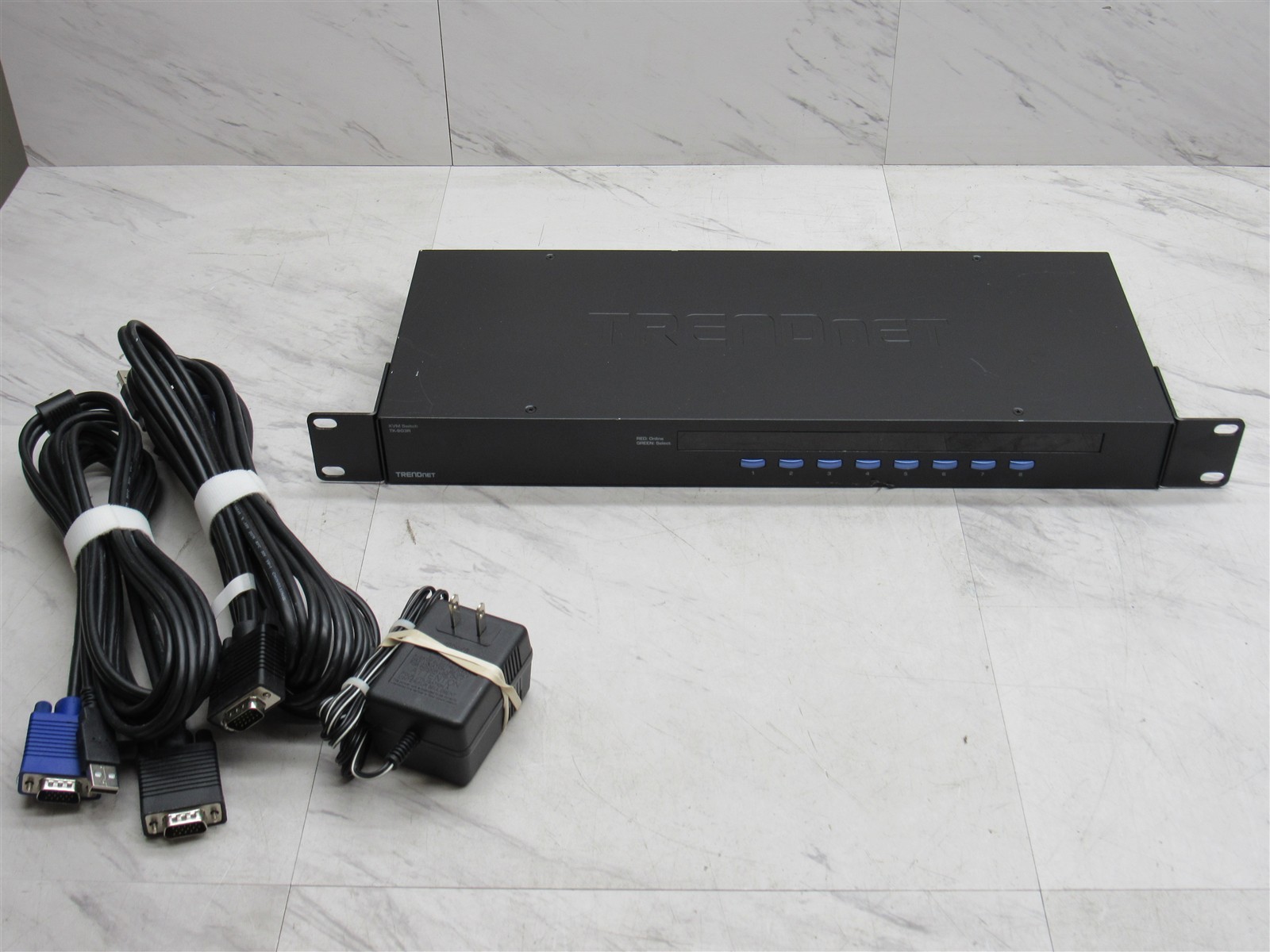 TRENDnet TK (TK803R) 8-Port Rack-Mountable KVM switch PS/2 with Adapter & Cables