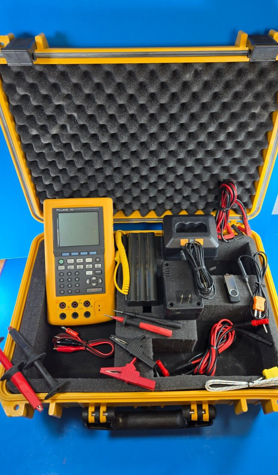 Fluke 743 DPC Documenting Process Calibrator Meter DPC CLEAN!