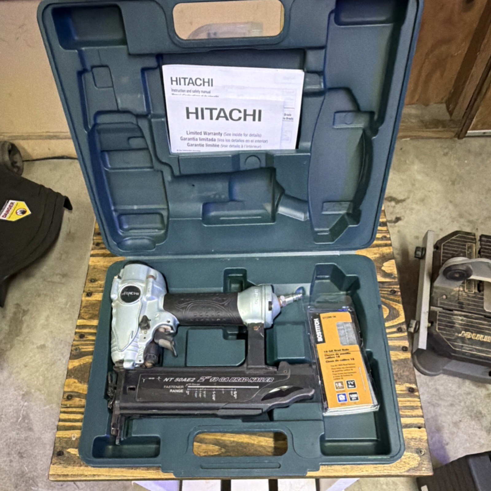 Hitachi NT 50AE2 Brad Nailer Pneumatic Nail Gun MPN NT 50AE2 with Carry Case