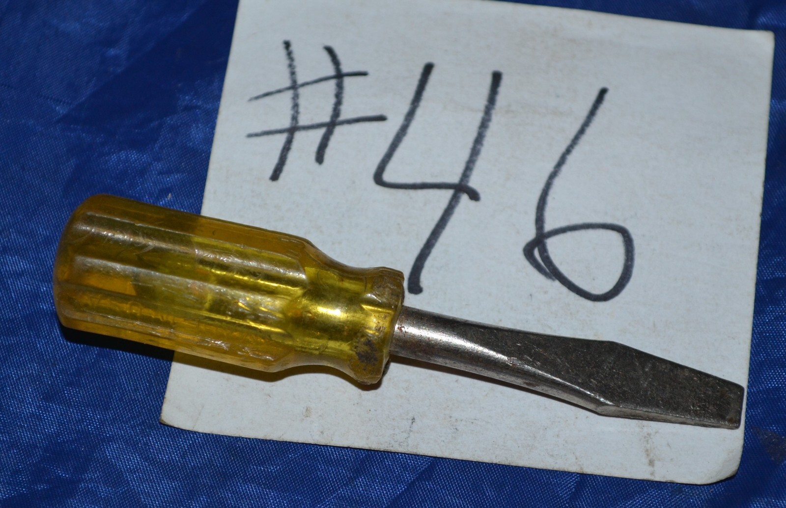 YELLOW HANDLED FLAT SCREW DRIVERS VINTAGE COLLETABLE USE WITH SEWING MACHINES