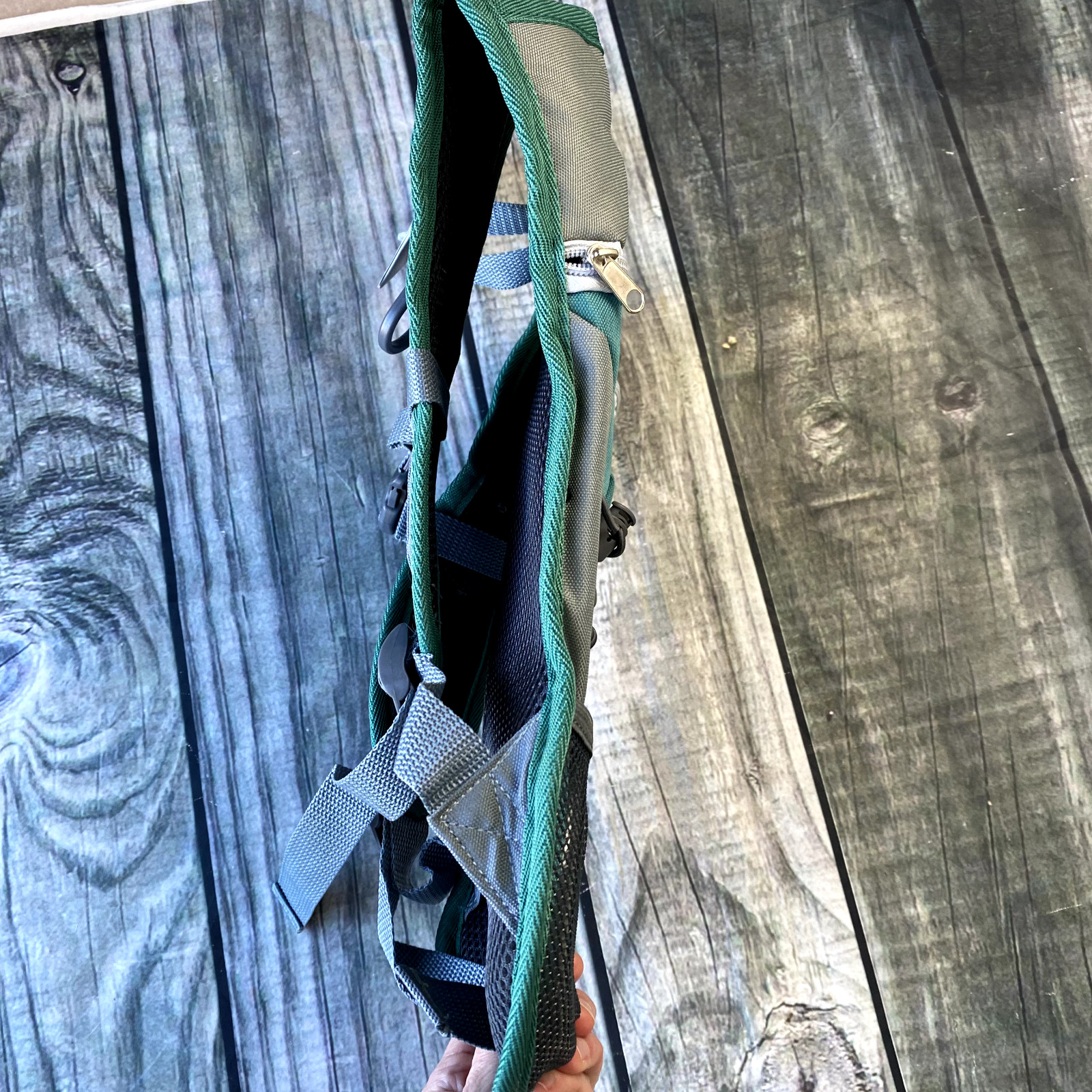 NWT Avalanche Explorer Hydration Backpack Bag Green 34oz Light Weight Hiking