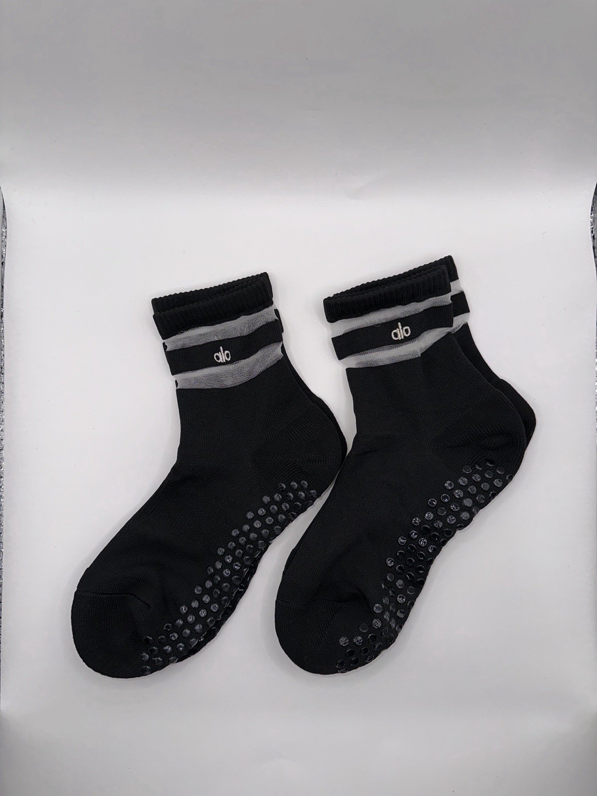 2 Pairs Alo Yoga Pulse Gripper Women's  M/L Size 8-12 NWOT Pilates Grip Socks