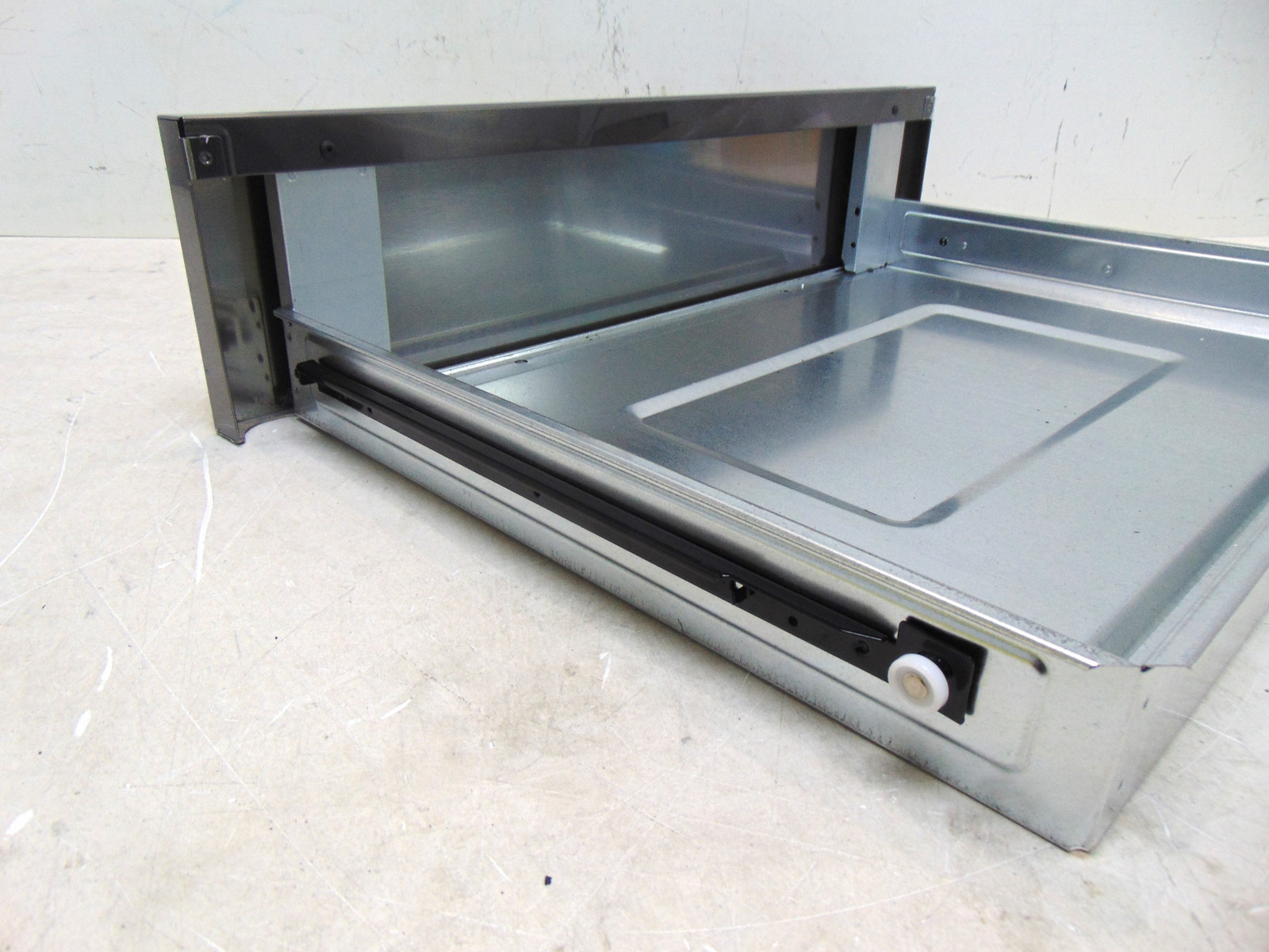 Frigidaire Gas Range GCRG3060BDB Drawer