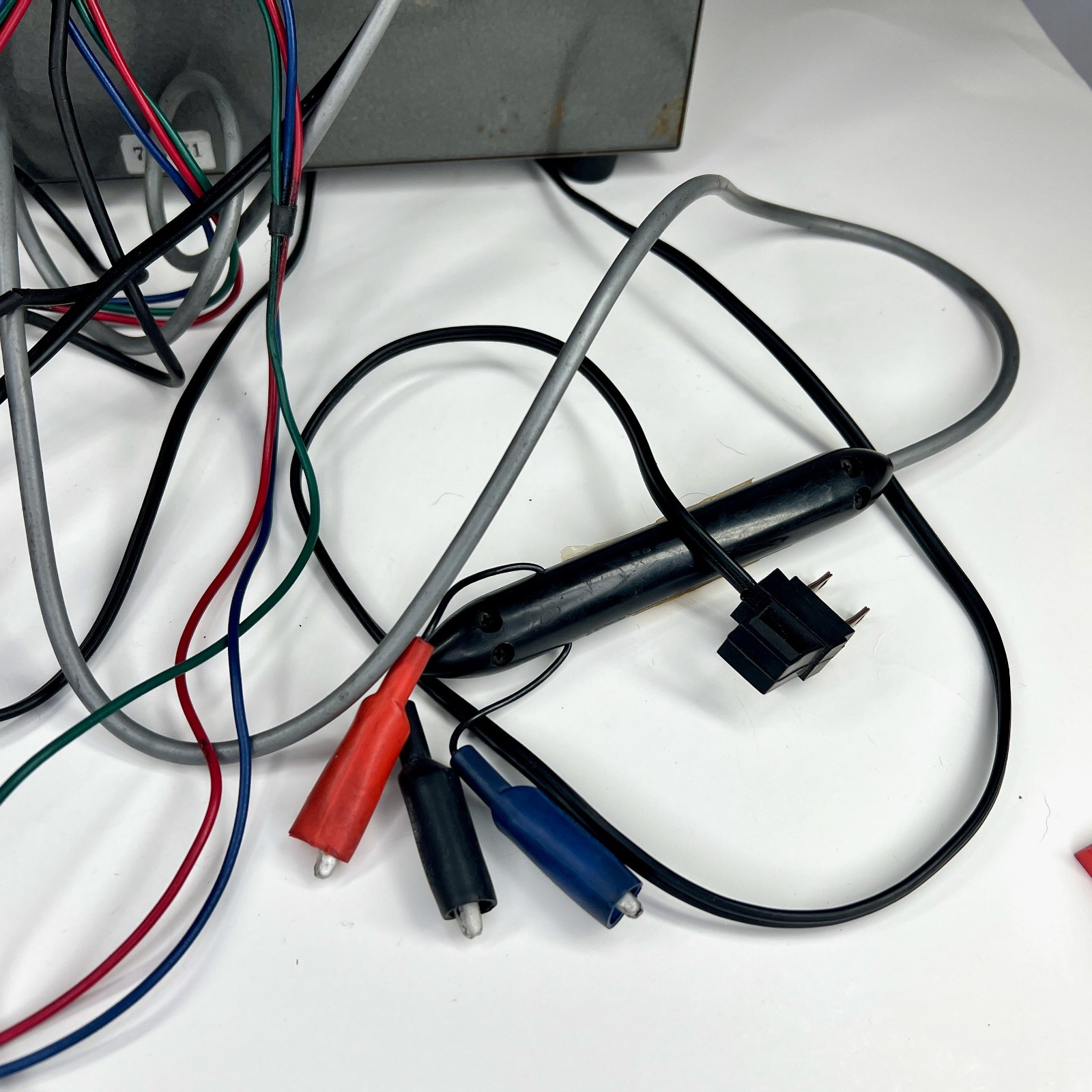 B&K Model 850 Color Analyst CRT TV Test Equipment - Powers On - READ BELOW