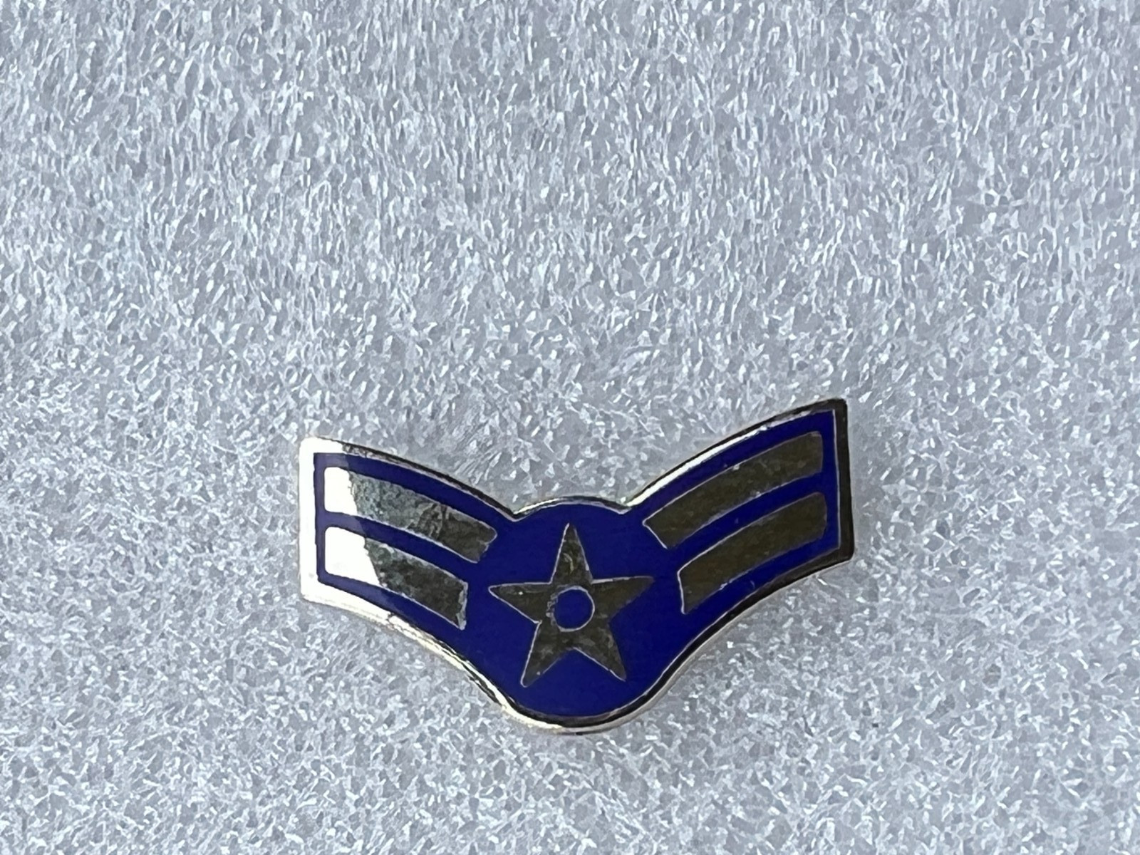 USAF  AIRMAN 1ST CLASS (E-3) HAT PIN MEASURES 1 AND 1/16TH'S INCHES (P-12696)