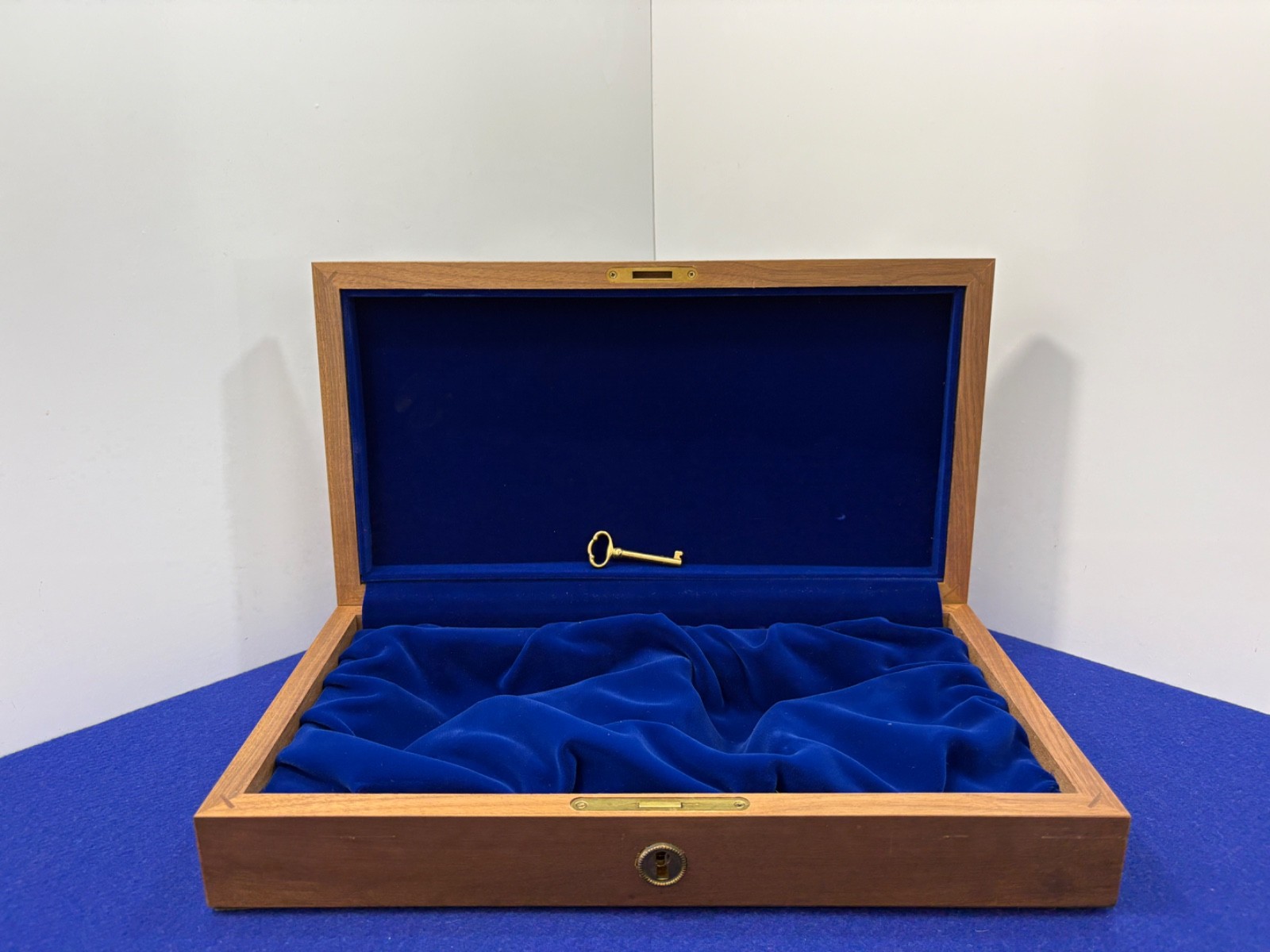 Vintage Dual Colt Mustang Presentation Case – Blue Lined – Lock & Key