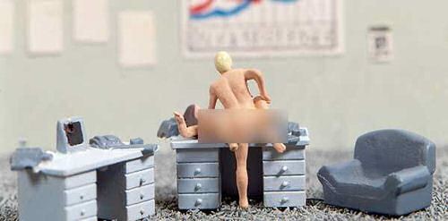 Lovers in Action On Office Desk OO/HO gauge Noch 15953